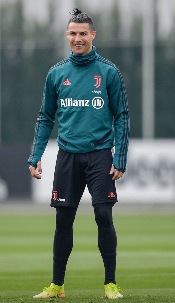 juvefcdotcom's tweet photo. Ronaldo arrived at training 4 hours early today!  In addition to training with his teammates, he had a personalized session. CR7 showed up at the Continassa JTC at 12.52 and carried out an additional session in addition to the group session. [Tuttosport] https://t.co/0mDkAb6G2I