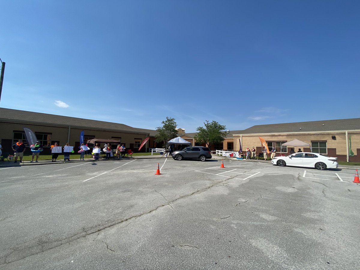 HuntersCreekMS's tweet photo. 7th Grade Celebration Day!!!! #remoteHC Great Job, LEADers!!!!! @OnslowSchools https://t.co/Ab6VuIDdH0