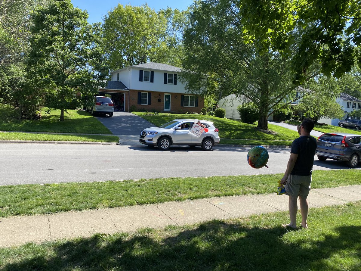 MsRobEdu's tweet photo. Thank you @HMSBears and @MeganRLippert for the 40th birthday drive by for @MikeRobertsonEd! That was so thoughtful and lovely! https://t.co/SC9SmjK7jS