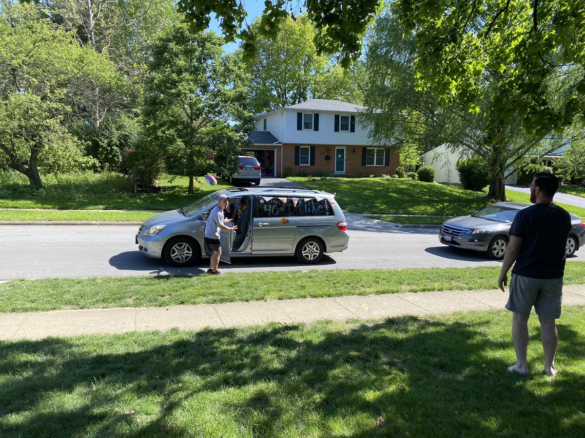 MsRobEdu's tweet photo. Thank you @HMSBears and @MeganRLippert for the 40th birthday drive by for @MikeRobertsonEd! That was so thoughtful and lovely! https://t.co/SC9SmjK7jS
