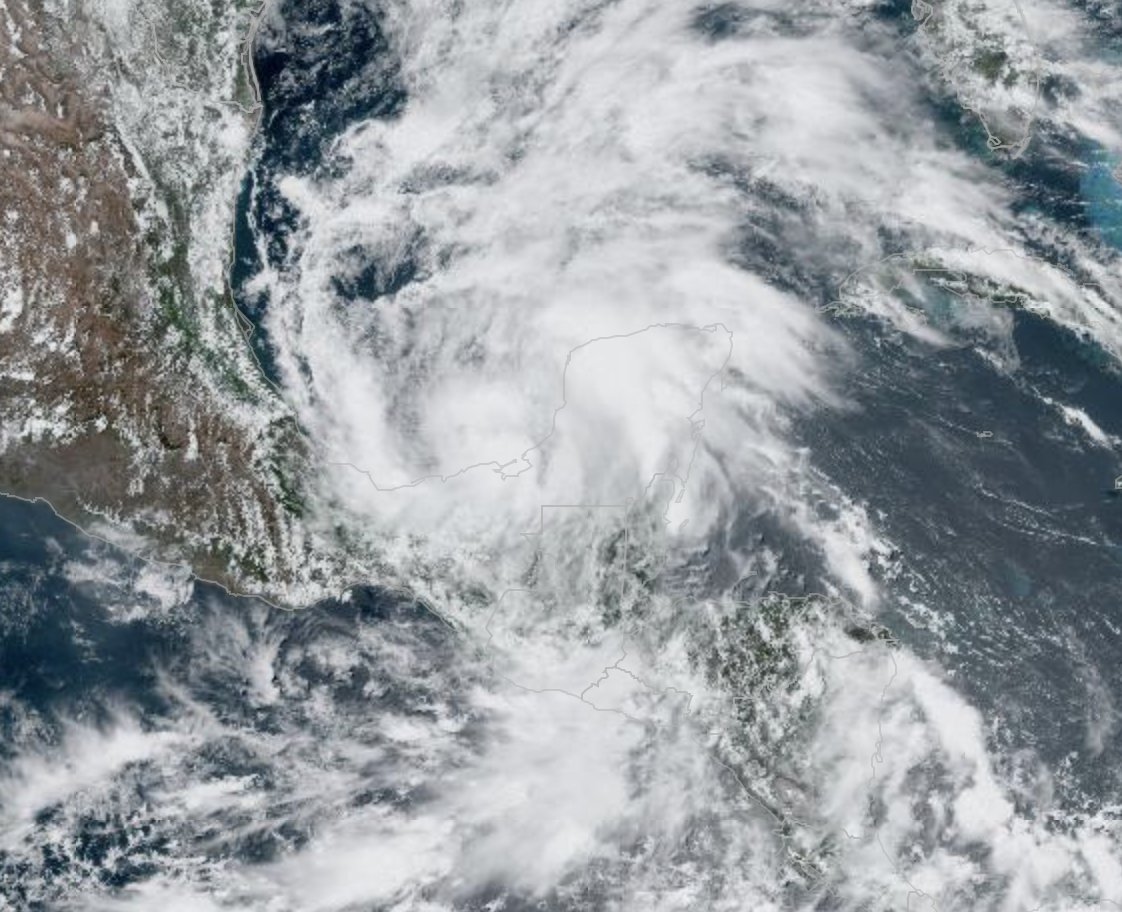 NHC_Atlantic's tweet photo. #Cristobal has already produced deadly flooding in portions of Guatemala and El Salvador. The threat of life-threatening flash flooding continues over portions of southern Mexico, Guatemala, Honduras, and El Salvador. Get  the latest information at: https://t.co/tW4KeGdBFb https://t.co/MQcKVmUN5b