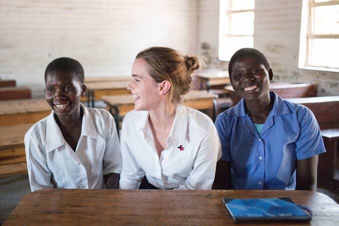 YariDork's tweet photo. ⚫️ Emma Watson también es filántropa. Fiel defensora de la ecología, trabaja con la firma People Tree
⚫️ Acaba de donar un millón de libras a un fondo contra el acoso sexual
⚫️ Embajadora de CAMFED, que promueve la educación de las niñas de África. https://t.co/i9O64zf5oA