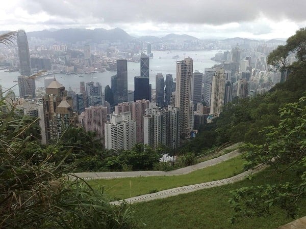 #Hongkong gehört zu #China. #Großbritannien hatte Hongkong seit 1841 besetzt und 1997 haben die #Briten Hongkong an China zurück gegeben. Bis jetzt wird  Hongkong regiert unter "ein Land und 2 Systeme".
china-reisen-info.de/amp/destinatio…