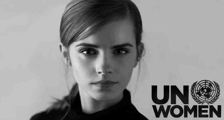 YariDork's tweet photo. ⚫️ Emma Watson posó para Natural Beauty, con el propósito de recaudar fondos para la Global Green USA
⚫️ Embajadora de buena voluntad de la ONU 

Y SE ATREVEN A CRITICARLA POR PONER SUS FOTOS CON MARCOS BLANCOS? No entendemos 😒 https://t.co/CRpYuivTs9
