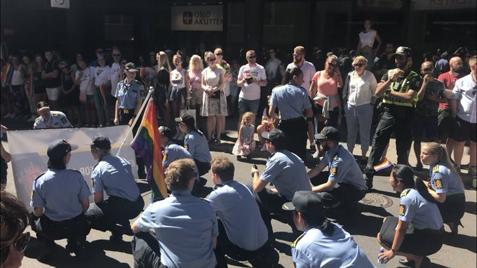 Norway shows support with Black Lives Matter by demonstrating in front of the U.S. embassy in Oslo. Norwegian police also joined the protest shocked at U.S. impunity and street executions. A larger protest is scheduled for Friday. #ICantBreathe #GeorgeFloyd #BlackLivesMatter