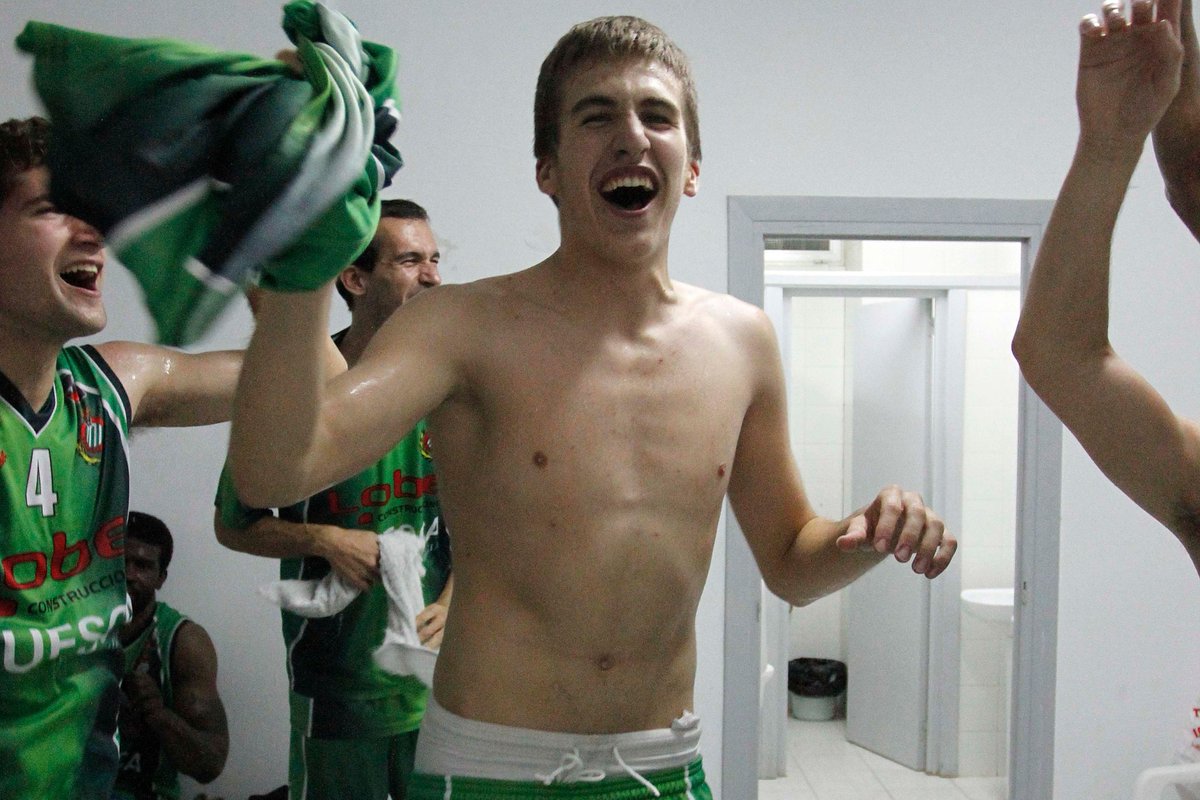 ⛹️‍♂️ #LEBPlata: Un día como hoy de hace 1⃣0⃣ años, el <a href="/CBPHuesca/">C.B. Peñas Huesca</a> de <a href="/anavarro_basket/">angel navarro hdez.</a> conquistaba el ascenso a la #LEBOro 🏆  

▶ Un roster con <a href="/ohachegimenez/">Óscar Herrero</a>, <a href="/zengotita/">Asier Zengotitabengoa</a>, <a href="/lafulafuente/">Jorge Lafuente</a>, Chus Aranda, <a href="/SalsonJavier/">javier salsón</a> o Stevie Johnson

📸 Un equipo histórico ⬇