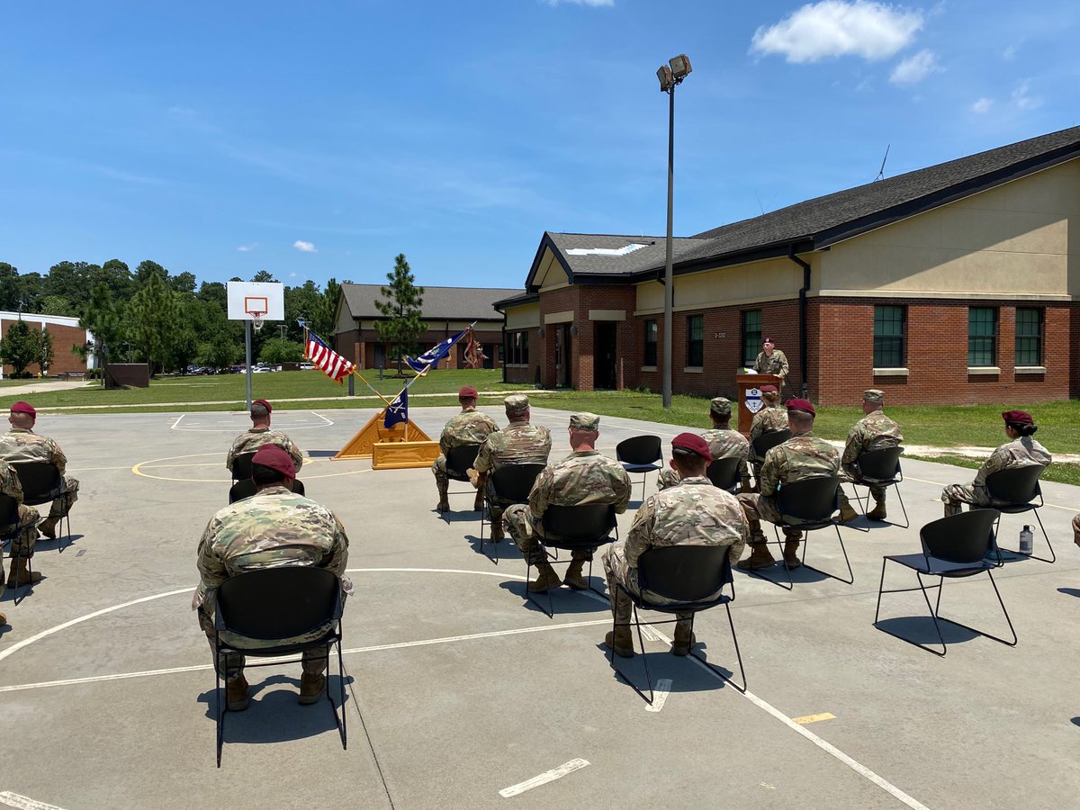 Bravo_1_325AIR's tweet photo. 82 degrees and sunny during the ceremony—an awesome Airborne day to farewell an outstanding Commander of Bandit Company. @jacobs_brian82, thank you for your service and commitment to our paratroopers and families. You’ll be missed and good luck! @1_325thAIR @1stBN_325thCDR https://t.co/qocwh51Uav