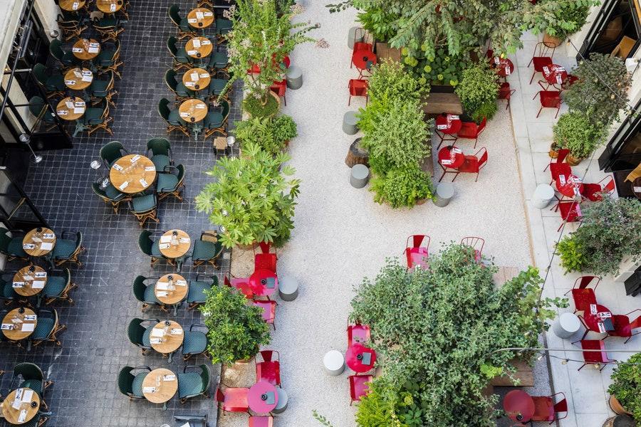 VogueFrance's tweet image. Terraces are at the heart of Parisian culture. Take a look at the most beautiful places opening in June --&amp;gt; bit.ly/3eCIeNS