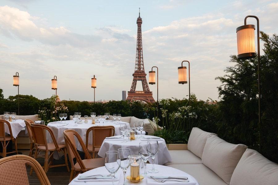 VogueFrance's tweet image. Terraces are at the heart of Parisian culture. Take a look at the most beautiful places opening in June --&amp;gt; bit.ly/3eCIeNS