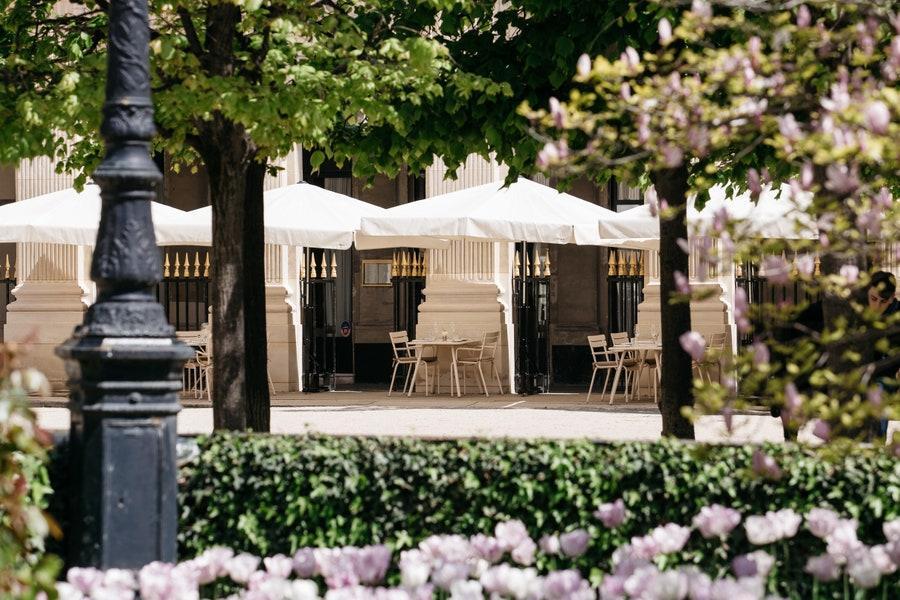 VogueFrance's tweet image. Terraces are at the heart of Parisian culture. Take a look at the most beautiful places opening in June --&amp;gt; bit.ly/3eCIeNS