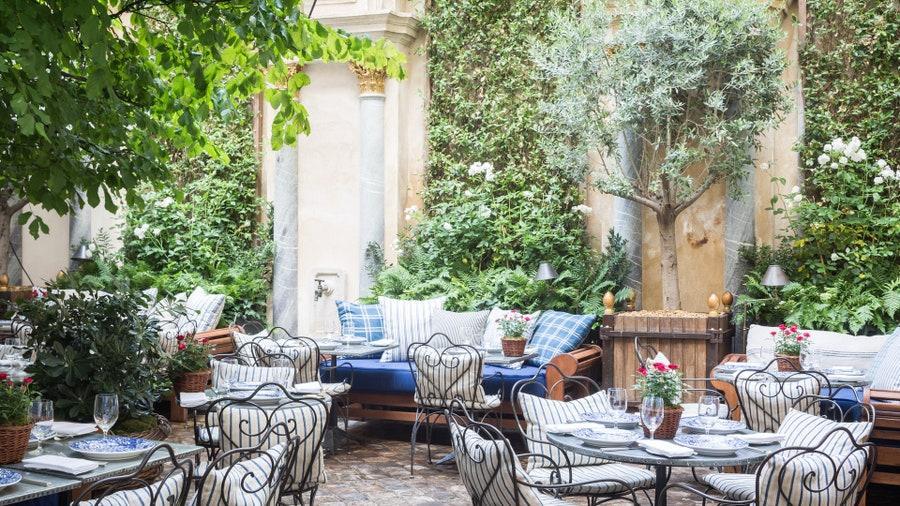 VogueFrance's tweet image. Terraces are at the heart of Parisian culture. Take a look at the most beautiful places opening in June --&amp;gt; bit.ly/3eCIeNS