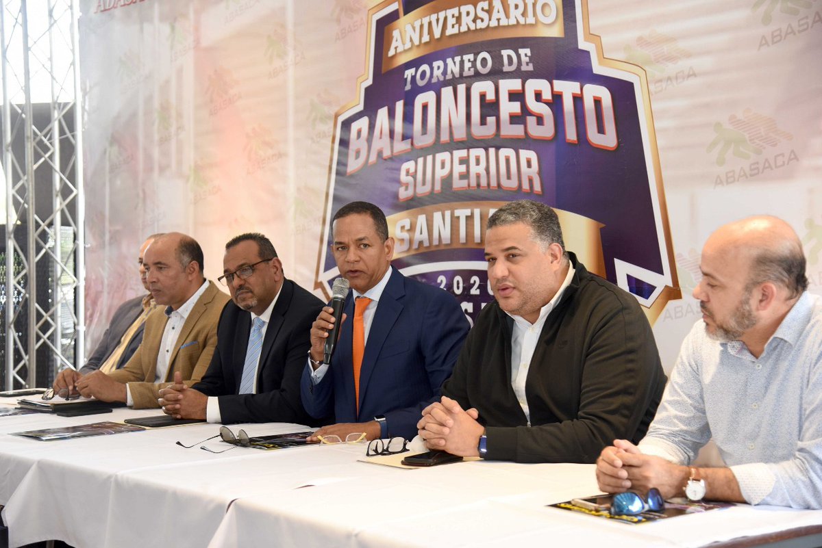 umids123's tweet photo. Rescate del Torneo Superior de Baloncesto de Santiago, como presidente del Comité Organizador. #LoHizoValentin #QueHizoValentin https://t.co/9TbC4pBDk7