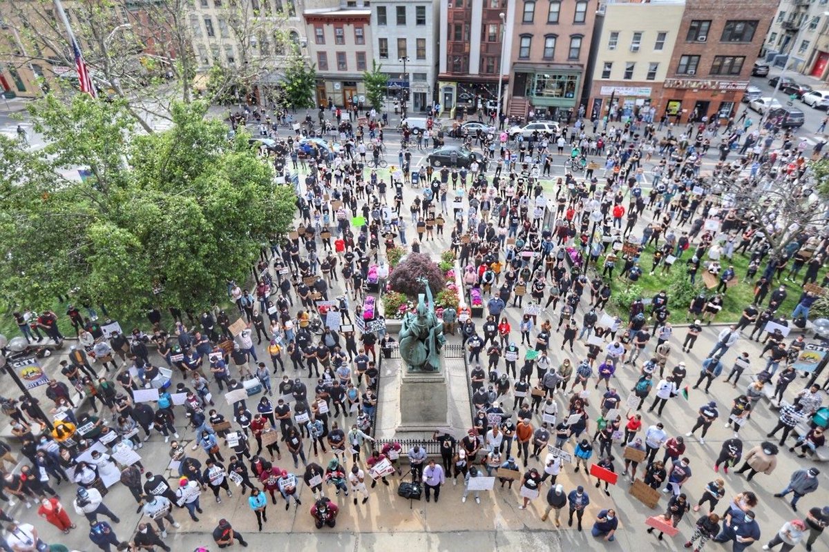 JerseyCity's tweet photo. Thousands of peaceful protesters rallied outside City Hall today in response to the public killing of handcuffed #GeorgeFloyd while in custody of Minneapolis Police. The crowd marched to the Newark Ave #PedestrianPlaza for a moment of silence before dispersing.  #JerseyCity https://t.co/Z7mHoB2aiO