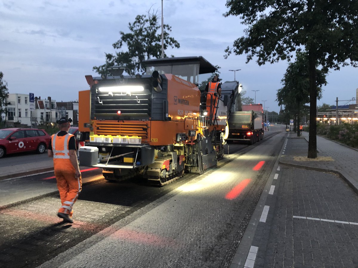 MaikelWelmers's tweet photo. #asfalt #onderhoud iov @gemeentearnhem op de amsterdamseweg kruising Willemsplein avond/nacht klus. #freeswerk #infra #gww #kwaliteit @Roelofsgroep #specialistenindeinfra https://t.co/KhMH27OHmF