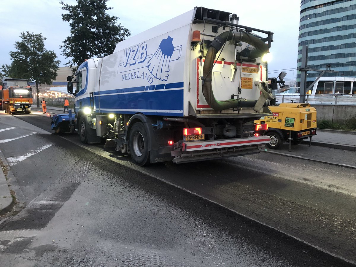 MaikelWelmers's tweet photo. #asfalt #onderhoud iov @gemeentearnhem op de amsterdamseweg kruising Willemsplein avond/nacht klus. #freeswerk #infra #gww #kwaliteit @Roelofsgroep #specialistenindeinfra https://t.co/KhMH27OHmF
