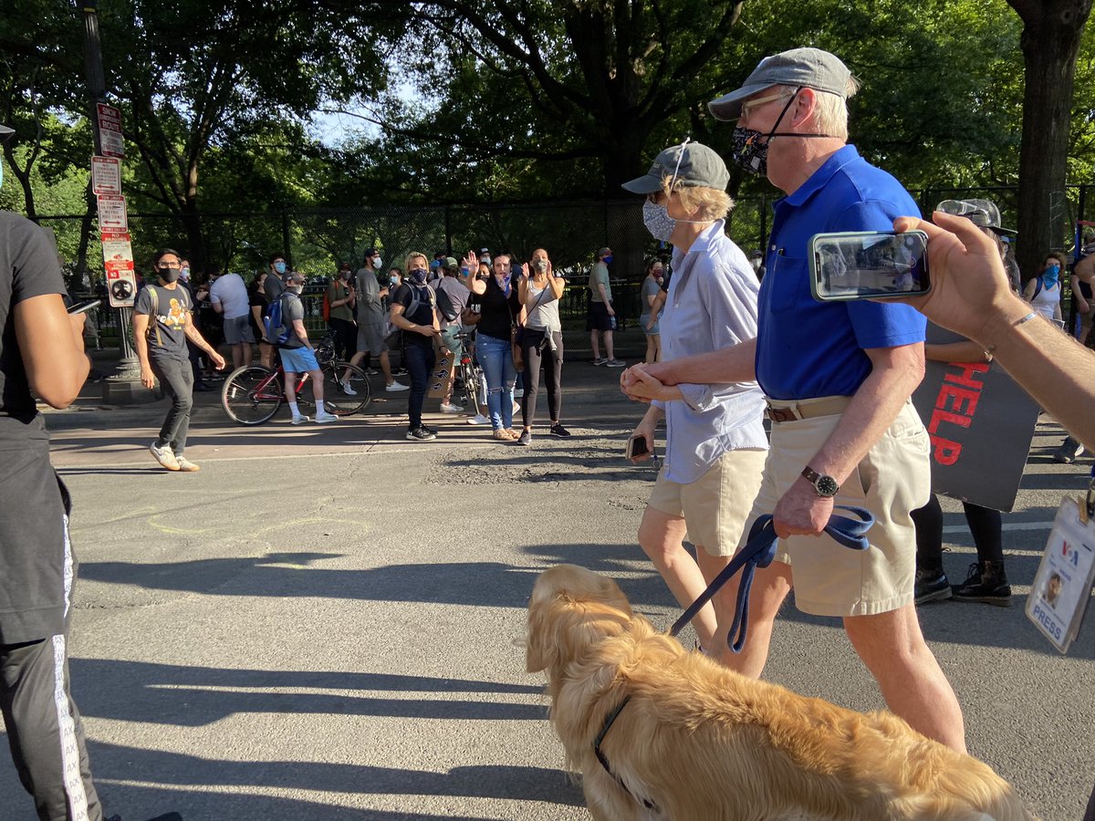 PerryStein's tweet image. Crowd goes crazy as Senator Warren, her husband and her dog walk through the protesters in front of White House a half hour before curfew
