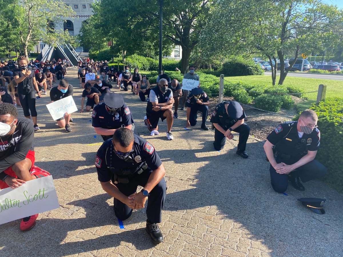 TheLantern's tweet photo. Ohio State student athletes kneel with OSUPD and members of the athletic department in solidarity following the death of George Floyd and other black Americans. https://t.co/WDrNMJqe1t