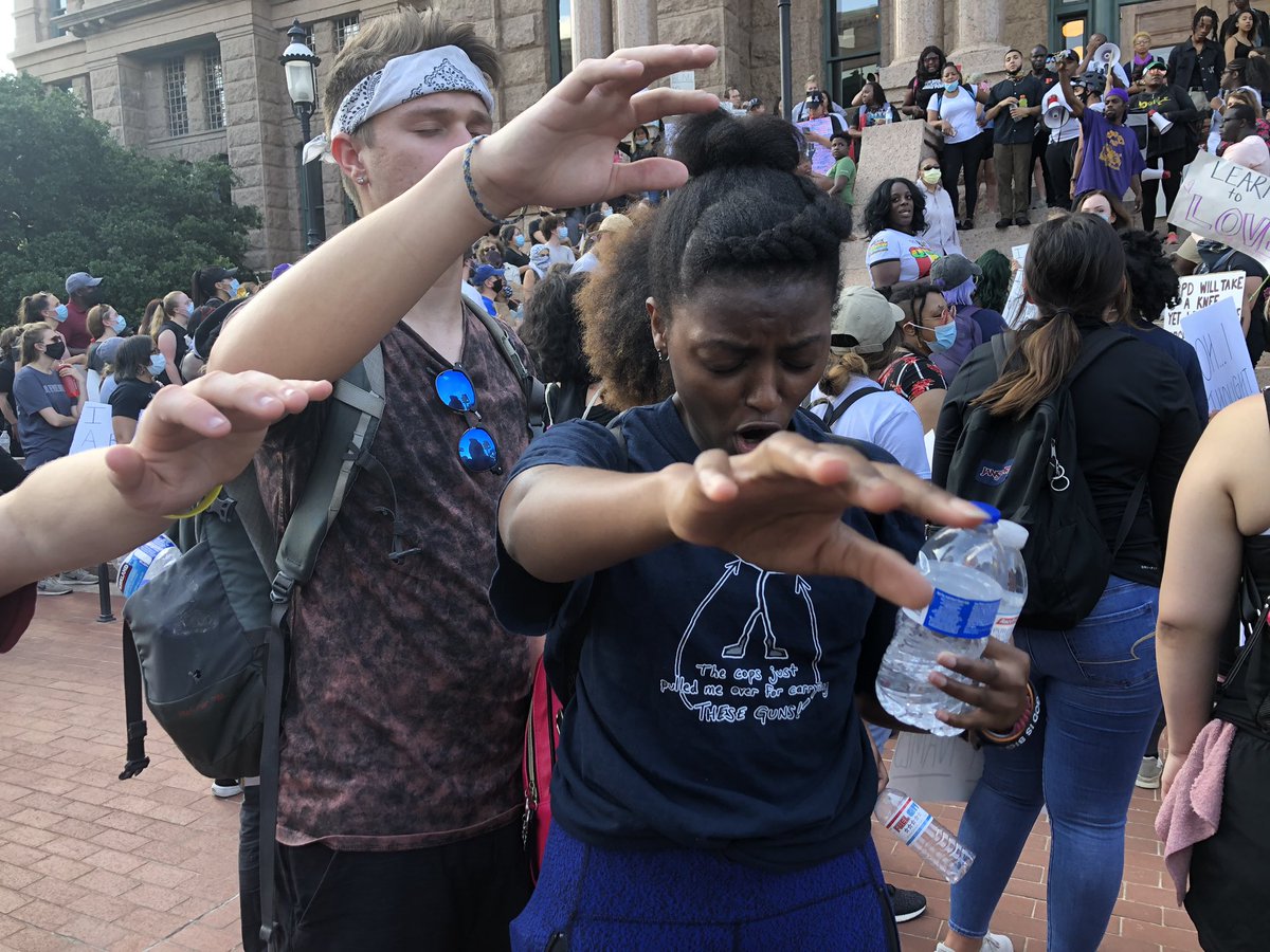 KaleyAJohnson's tweet image. Some protesters say a prayer at the Fort Worth protest for #GeorgeFloyd