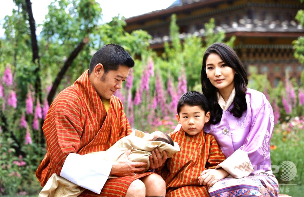 Nabe7738 目出度いニュース ブータン国王夫妻 第2子をお披露目 ブータン王室はこのほど ジグミ ケサル ナムゲル ワンチュク国王とジェツン ペマ王妃の間に 3月19日に生まれた次男の写真を公開した T Co Idc9ksgohw T Co