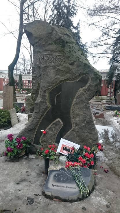 O mavi gözlü bir devdi.
Minnacık bir kadın sevdi.
Kadının hayali minnacık bir evdi,
bahçesinde ebruli hanımeli
açan bir ev.

|| Nazım Hikmet Ran ( 3 Haziran 1963)
#nazimhikmet Saygı ve Özlemle...