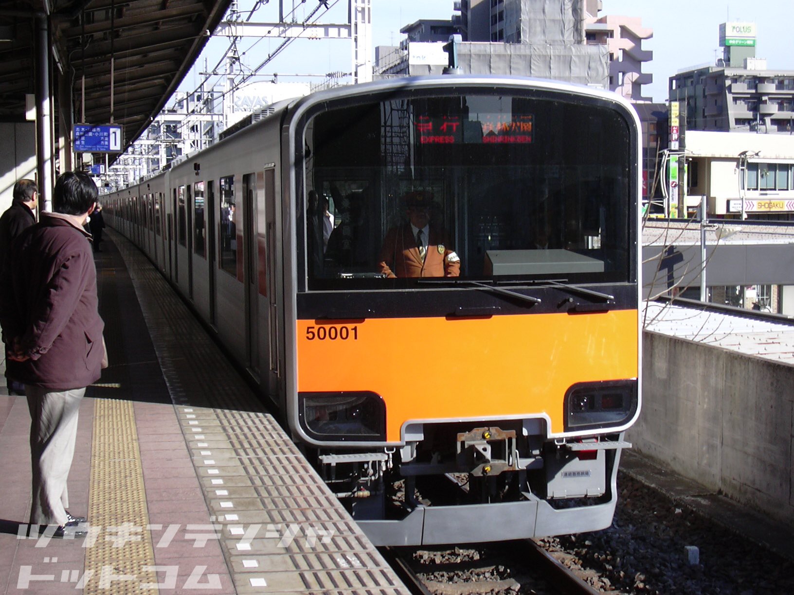 通勤電車ドットコム 歴史 東上線に系が登場した頃 系デビュー直後の様子 乗務員の制服も旧デザインだったり ヘッドライトも日中消灯をしていたりと 今とは違う部分も多いです オレンジ色の配色は8000系旧塗装のイメージを残しつつも 通勤電車ドットコム 歴史 東上線に系が登場した頃 系デビュー直後の様子 乗務員の制服も旧デザインだったり ヘッドライトも日中消灯をしていたりと 今とは違う部分も多いです オレンジ色の配色は8000系旧塗装のイメージを残しつつも
