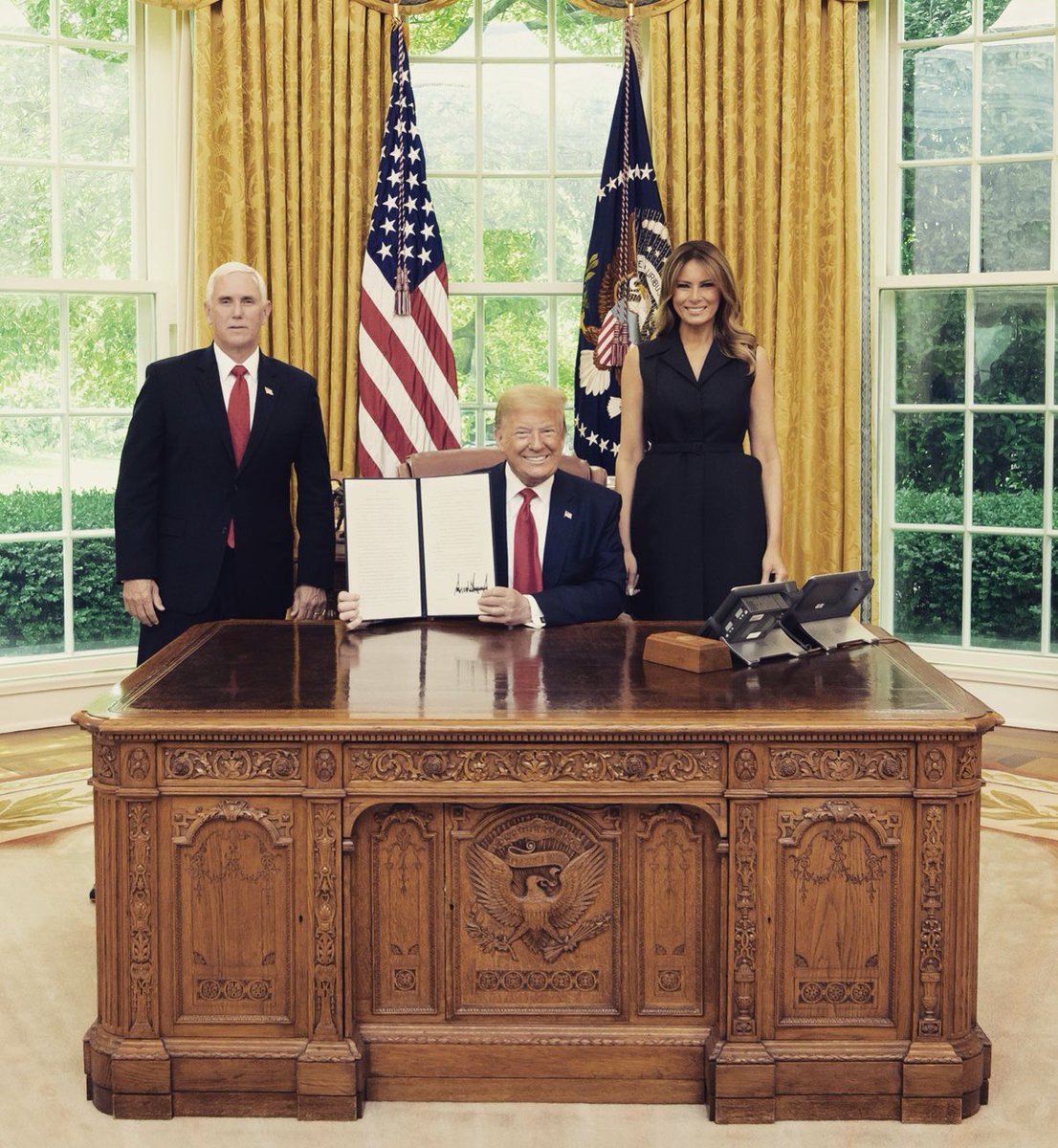 FLOTUS45's tweet photo. Today, on the 41st anniversary of Pope John Paul Il’s first pilgrimage to Poland, @Potus signed an Executive Order supporting International Religious Freedom. https://t.co/O5e7ydFOOO