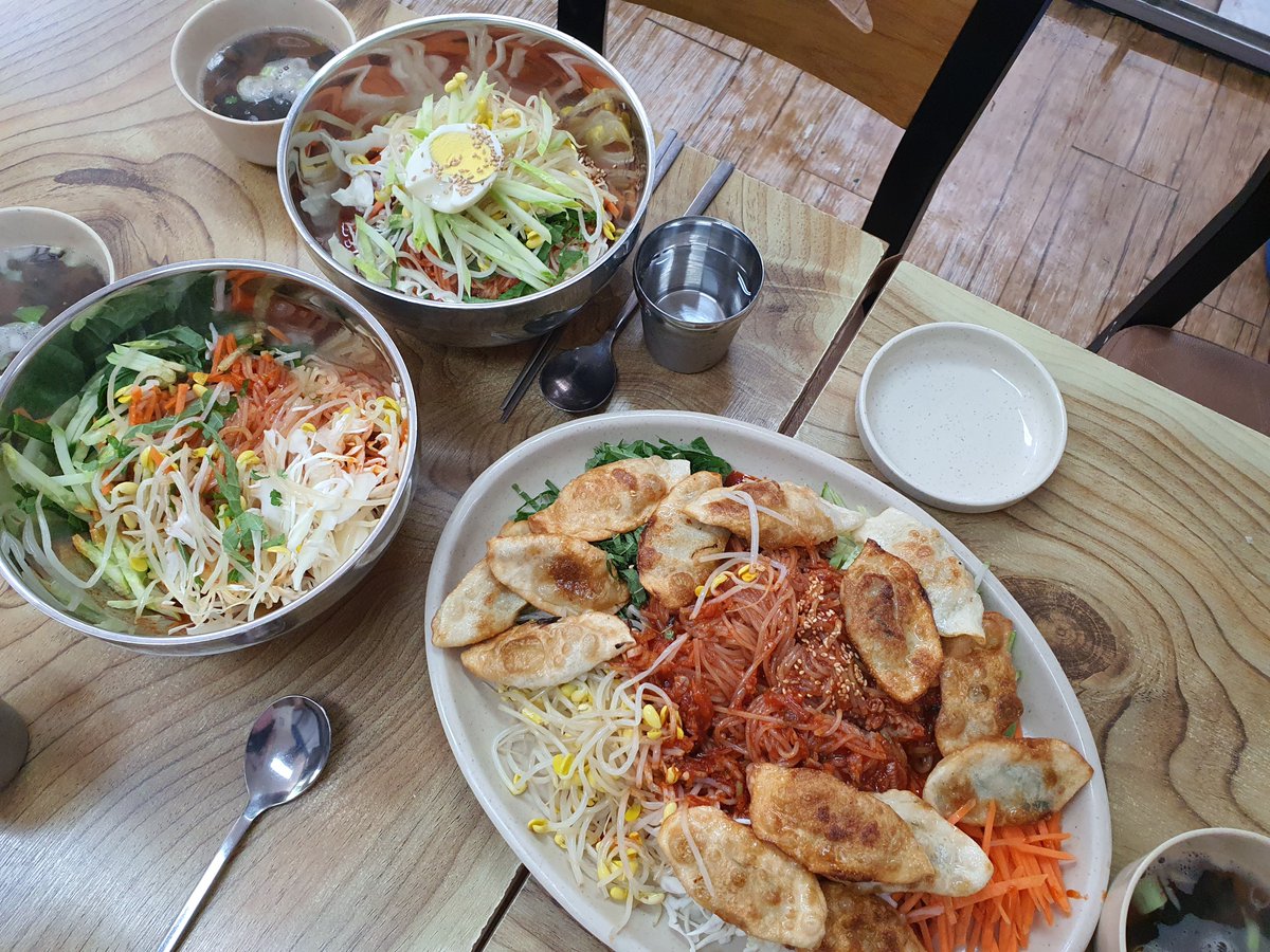 호매실동 골목식당 "이모네손만두" 방문하였습니다~
쫄면이 매콤새콤하니 계속 생각나는 맛이네요 :) 너무 맛있게 잘 먹었습니다!