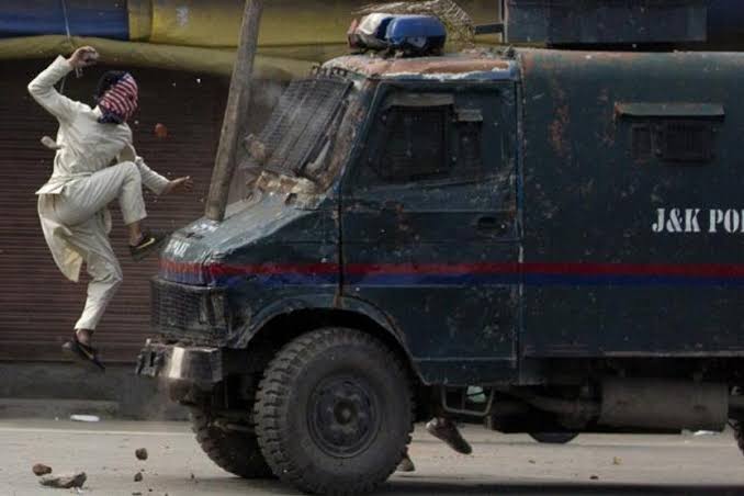 (Left) A @PulitzerPrizes winning photograph from the US for 2021 as #Freedom & #VoiceOfOppressed
(Right) Last year's @PulitzerPrizes awardee picture from #Kashmir

@PulitzerPrizes Don't keep these 'peaceful' #FreedomFights in the US devoid of the Pulitzer Awards!
#ShameOnPulitzer