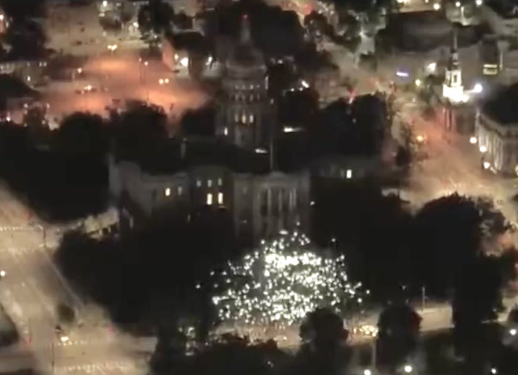 noampao's tweet image. Thousands of people holding a peaceful candlelit vigil on the steps of the Colorado capitol building. Proud of my city right now. #denverprotests