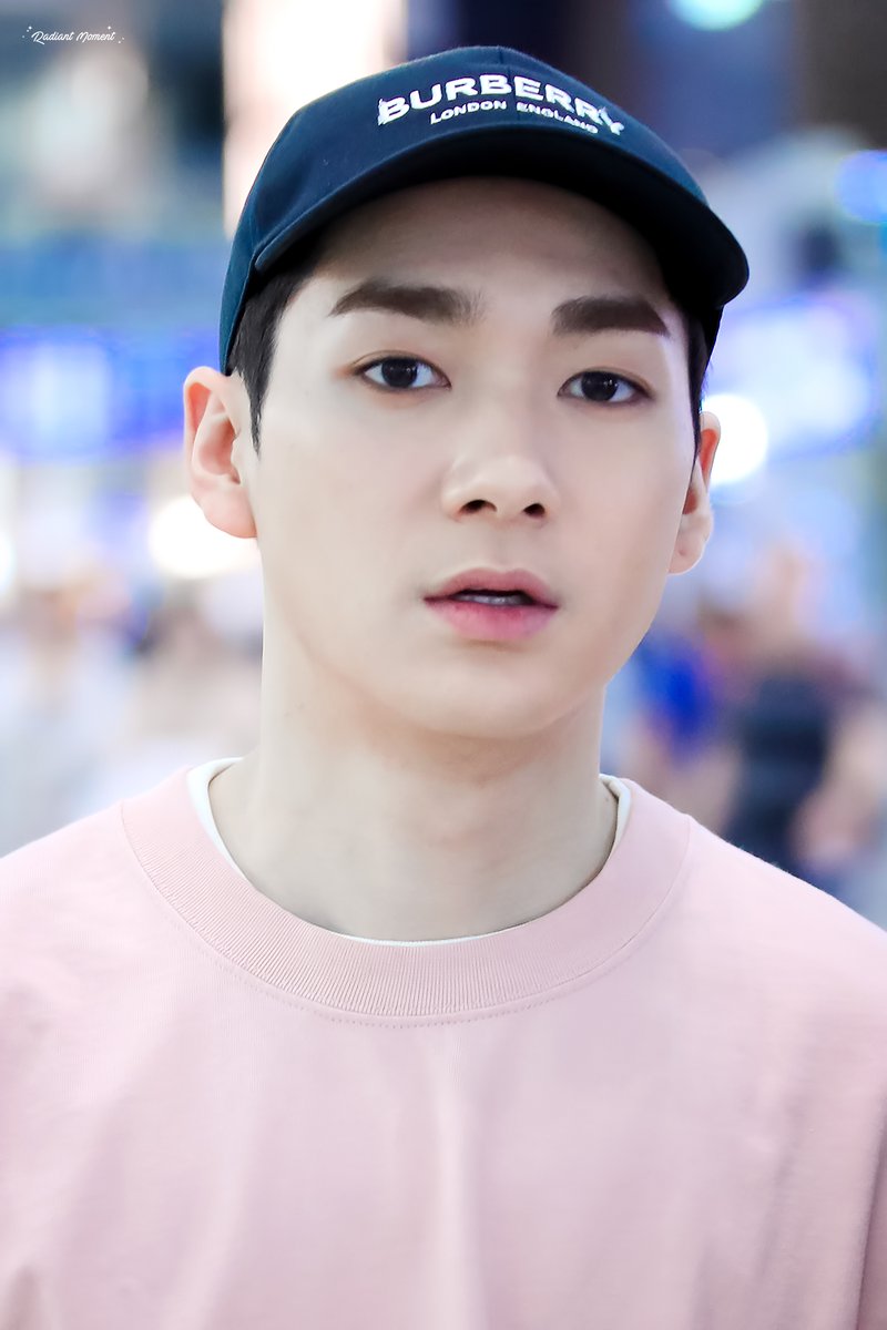 RADIANT_ARON's tweet photo. 190627 작년 여름 베트남 가던 날 벌써 일년전😱 #아론 #ARON #NUEST #뉴이스트 https://t.co/9VzFH3rpS4
