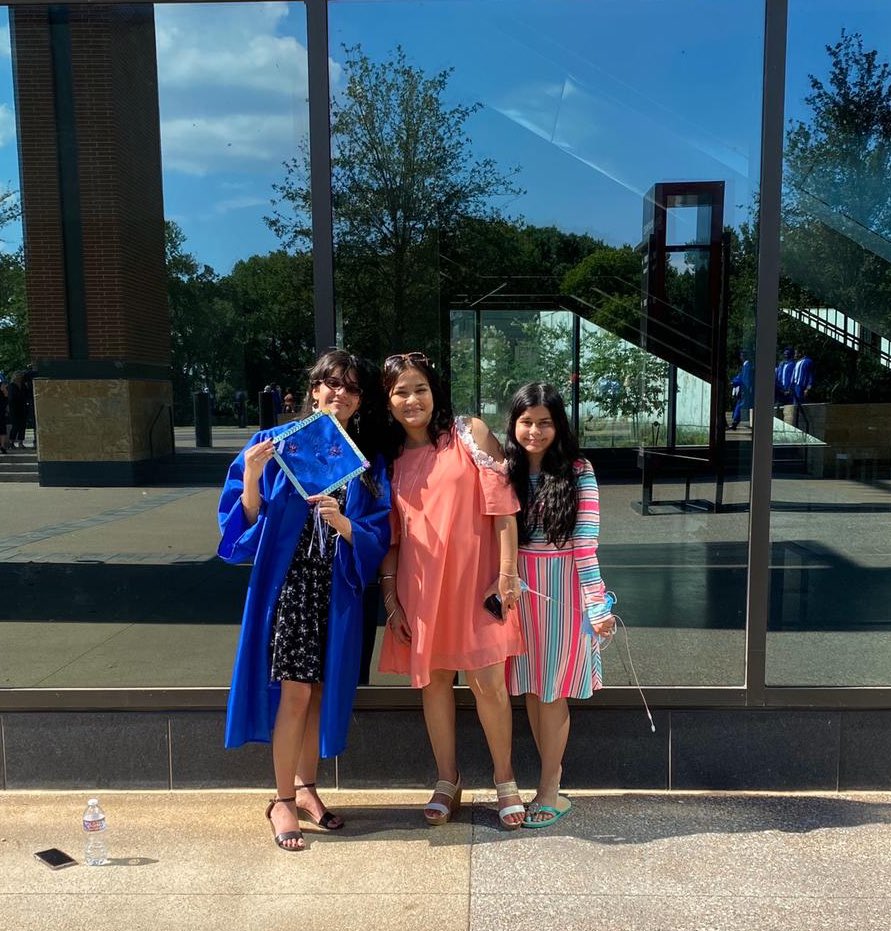 We are officially high school graduates !!!!🎓💙.