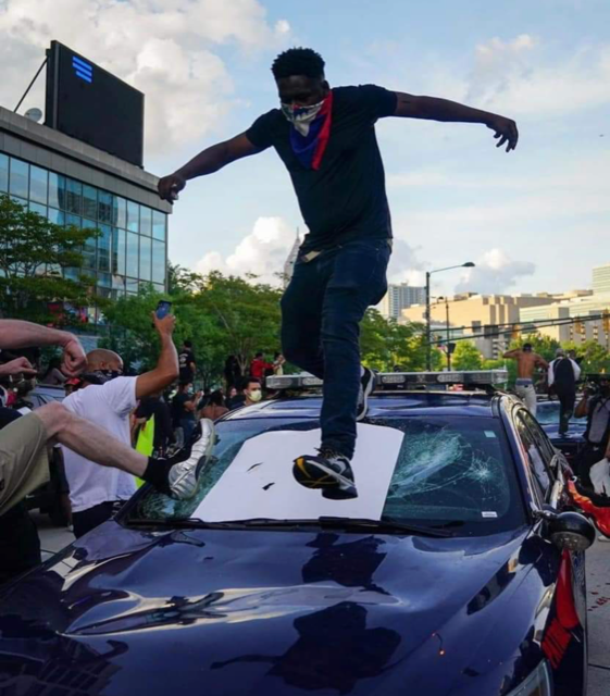 Stanleylucas01's tweet photo. Nan manifestastyon kapfèt USA gen #Haitien ki respekte prensip demokratik, lalwa e revandike pasifikman. Ou jwen tou chimè ki nan boule e kraze. Gade Ayisien pasifik ki di America #SuivezMonRegard #WapKonnJoj Gade tou chimè kap kraze machinn lapolis. Kraze pabon pou kominote a. https://t.co/JtEUp5HjiO