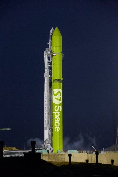 Ракета на зеленом фоне. Зенит-3sl ракета-носитель. Ракета-носитель Зенит на старте. Ракета Зенит морской старт. Зенит 2s ракета.