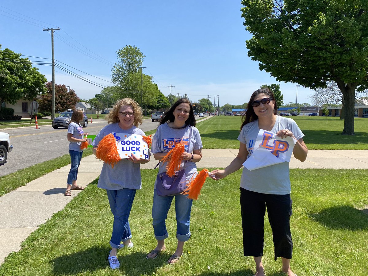 ReynoldsKellyM's tweet photo. Thank you to my wonderful Foote staff for gathering to cheer on the LPHS seniors today. #gorails @LPHS_Principal https://t.co/dkTTxN0gVe