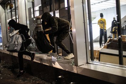 踏まれルーちゃん しかもさ 俺めっちゃ平和に３ヶ月間こっち日本で過ごせて もう仕方なく期間今月終わっちゃうって今ウイリスより急にもっと酷い状態なっててアメリカ中だけど特にニューヨーク まじ略奪 暴動 アンチ警察デモの為で始まったらしくでも