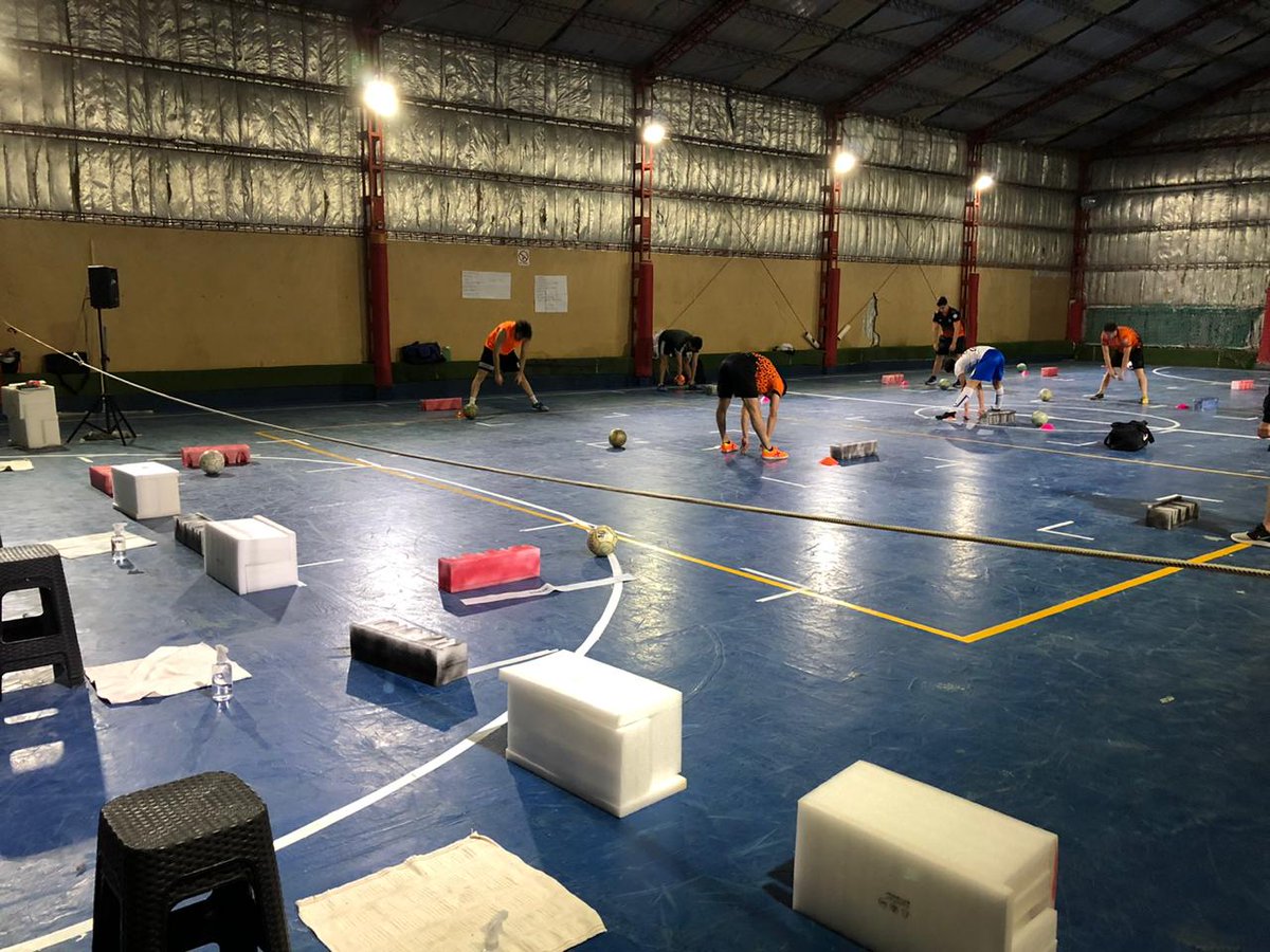 futsaltotalrg's tweet photo. PINGÜINO, A LA CANCHA
El plantel del Naranja 🐧 fue el primero en volver a los entrenamientos en cancha, este martes. Además, O'Higgins y San Martín continúan adecuando sus instalaciones para iniciar esta semana. El resto de los clubes también piensa en el retorno. 🏋️‍♂️🏃‍♂️ https://t.co/ydizSQ2ogk