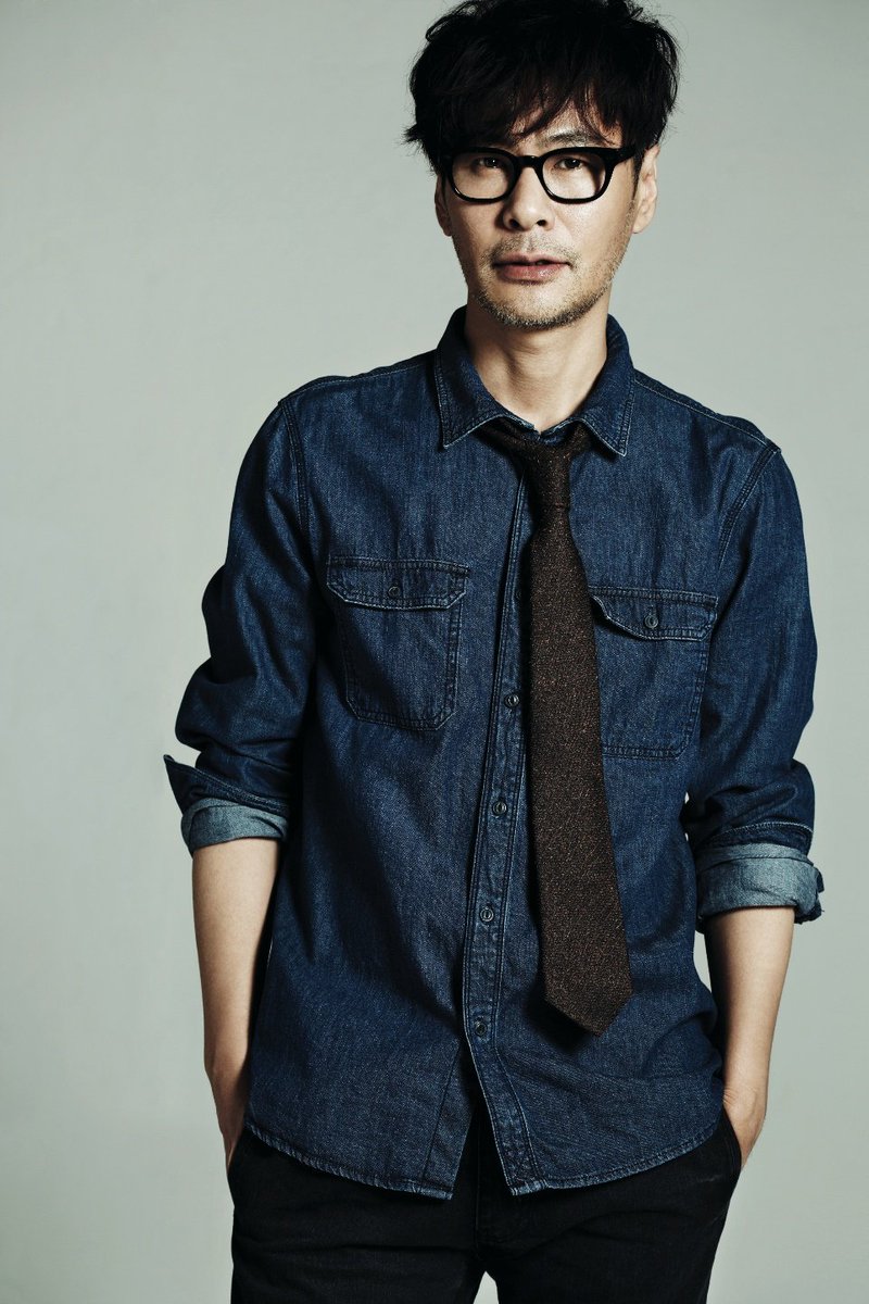 docu3days's tweet image. 괜찮아마을을 소개해줄 내레이터는 바로!!
작곡가이자 음악프로듀서인 ⭐윤상⭐님입니다!
⠀
윤상 님은 이번 편 예고 배경음악인
&amp;lt;한 걸음 더&amp;gt;의 원곡자이시기도 한데요,

괜찮아마을 청년들을 응원하는 마음을 듬뿍 담아
다큐3일 내래이션을 맡아주셨습니다! 🎊👏👏🎉

*사진 제공 오드아이앤씨