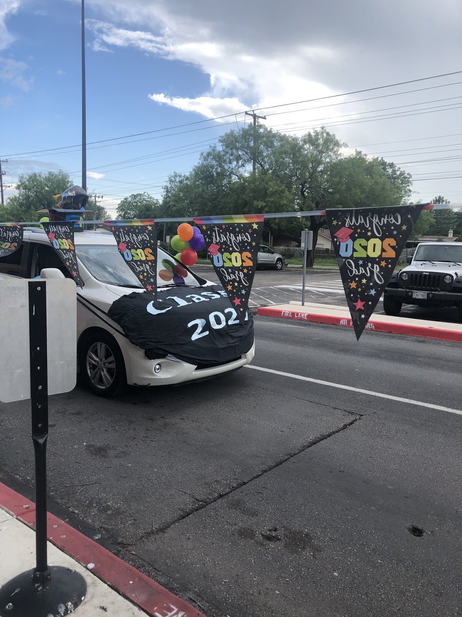 LauraHu16's tweet photo. Cable 5th grade parade! Students were so proud! #CableCubs https://t.co/hXsDC9CPZ3