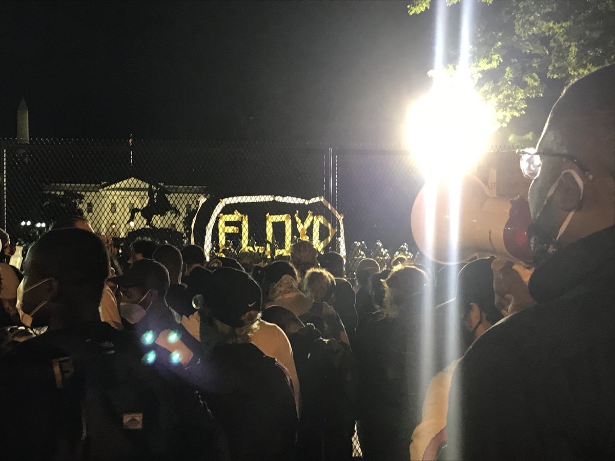 Über 2 Stunden nach der offiziellen Ausgangssperre protestieren immer noch Hunderte vor dem #WhiteHouse. Anders als gestern halten sich Polizei und Nationalgarde in Washington D.C. bisher sehr zurück, geben den Protesten Raum. #GeorgeFloyd #PeacefulProtest #saytheirnames