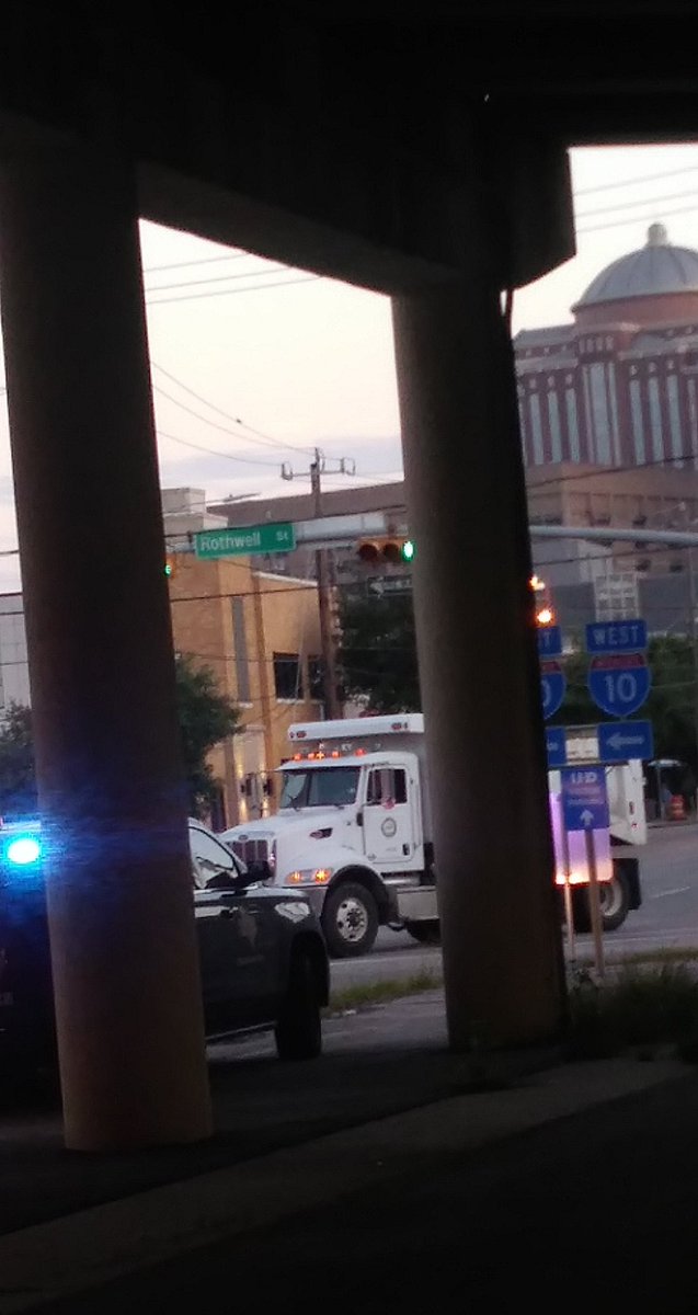 KiDatHearto_O's tweet photo. On main AND ROTHWELL STREET THERE BLOCKIN IT OFF STOPIN EVERY CAR AN USING DUMP TRUCKS TO BLOCK ROADS YALL BE CAREFULL #Houstonprotest. #HoustonRiots #RIPGEORGEFLYOD #BlackLivesMatter #BlackLivesMattter #BlackTwitter https://t.co/9aRGg0VJce