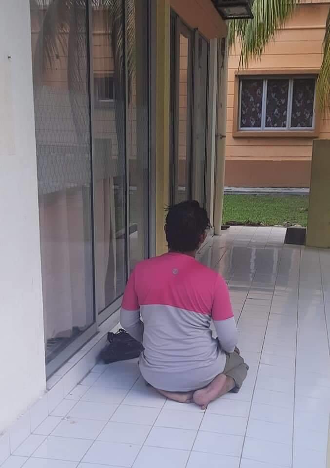 aryyaff's tweet image. Uncle balik kerja, tgk2 ada org solat di koridor rumah..
Lepas solat org tu kata,
“Maaf bang, saya dh lewat, saya bg salam, tp tkde orang..tp saya nampak ada paip air..jd saya pun ambil wuduk dan solat.. saya nmpk lantai ni bersih dan ada ayat qursi di pintu, jd saya solat lah”