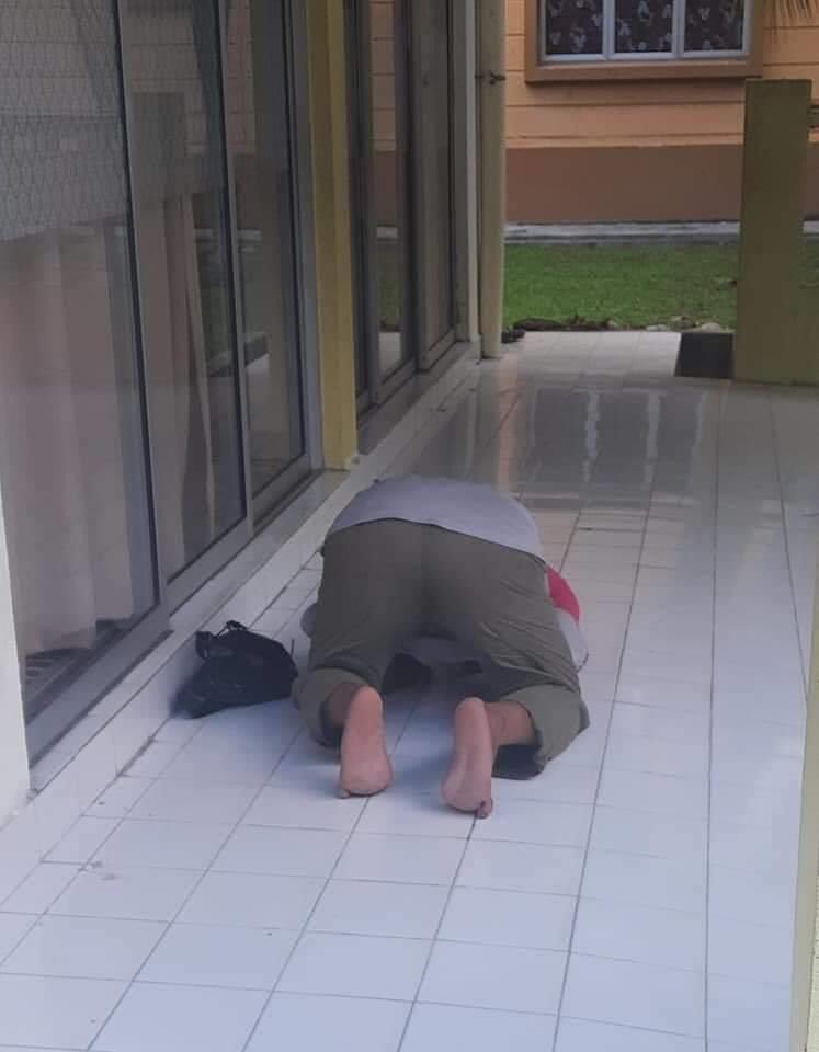 aryyaff's tweet image. Uncle balik kerja, tgk2 ada org solat di koridor rumah..
Lepas solat org tu kata,
“Maaf bang, saya dh lewat, saya bg salam, tp tkde orang..tp saya nampak ada paip air..jd saya pun ambil wuduk dan solat.. saya nmpk lantai ni bersih dan ada ayat qursi di pintu, jd saya solat lah”