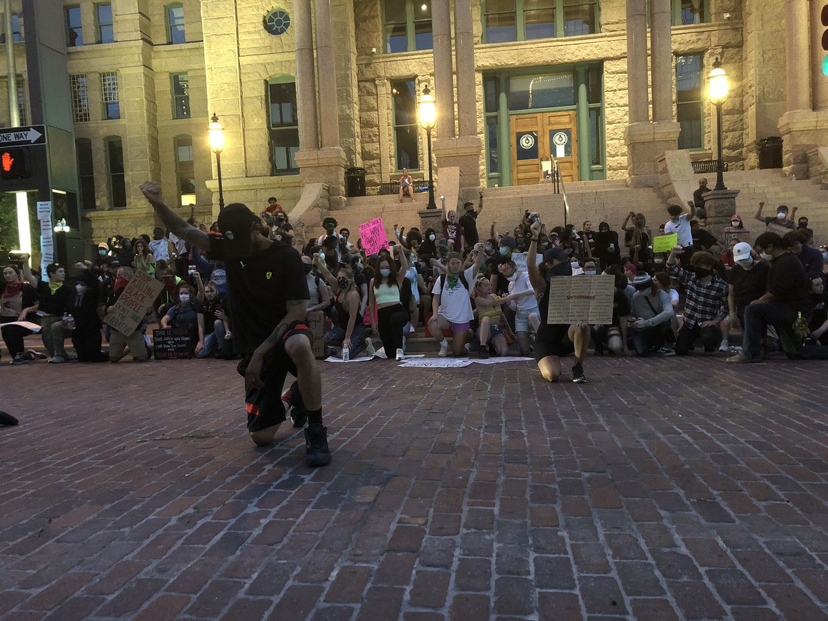 KaleyAJohnson's tweet image. 8:53 pm. Cops on bikes just left the area. Protesters take a knee on the steps