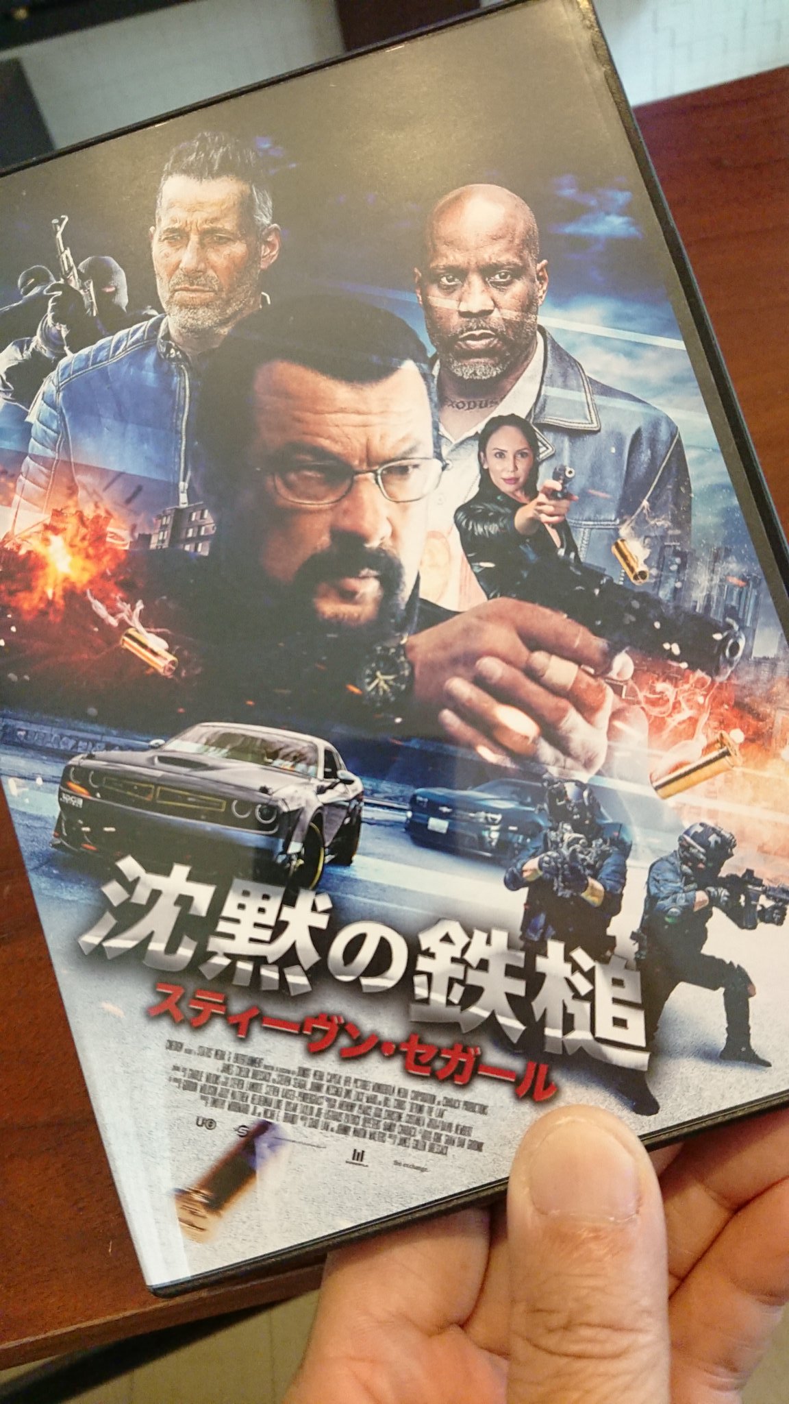 Twitter 上的 ボルケーノ太田 本日dvdが発売された映画 沈黙の鉄槌 の吹替え版に フランク ジョニー メスナー 役で出演させていただいてます えーと これ キャスト的には3番目の表記になってますが 役どころとしては 多分 多分 ですよ 主役だと思い