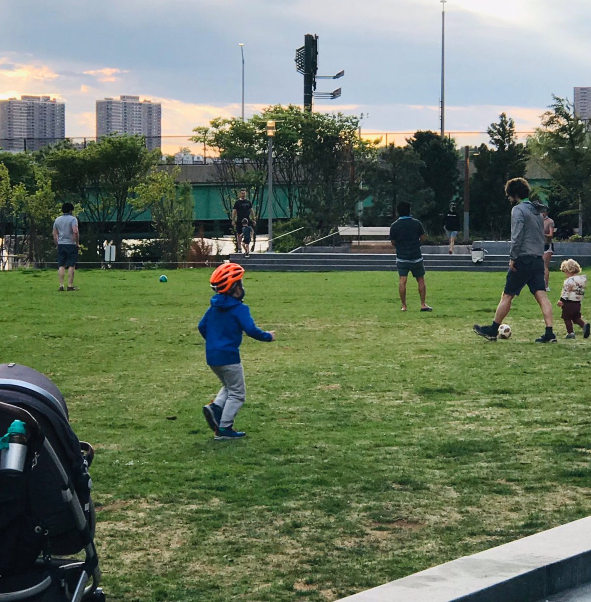 GrassrootsSpeak's tweet photo. @MollyJongFast I think she did. Folks in the bldg who would know say she hasn't been here for months. So I was surprised she had such a clear view of our 'eviscerated' neighborhood all the way from Arizona

Btw, I went for a walk right before curfew. I'm not sure Meghan knows what a war zone is https://t.co/7awSrn06rm