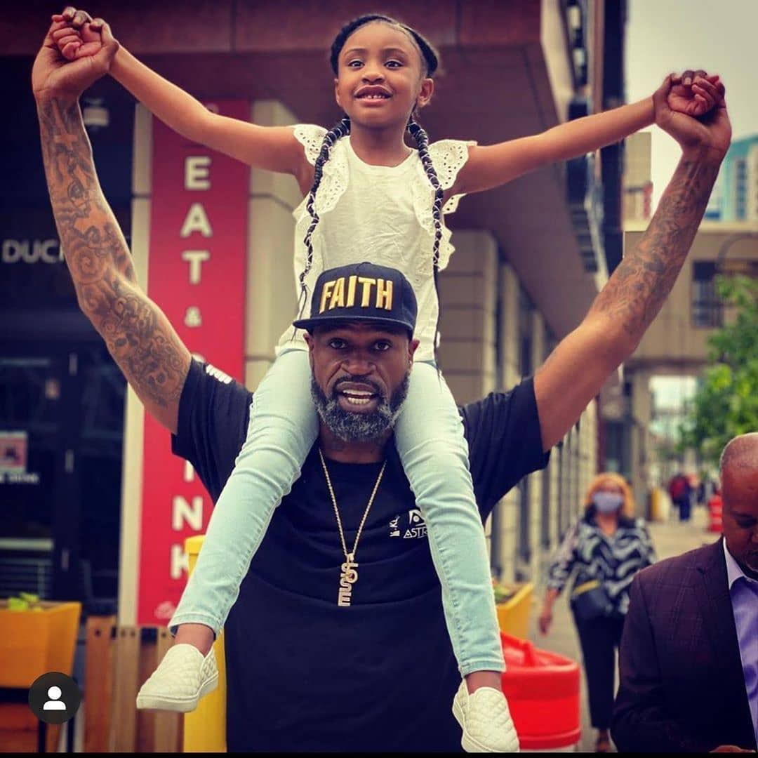 CoraJSmalls's tweet photo. Gianna Floyd with Uncle Stephen Jackson! Her Daddy Is Changing The World. ✊🏿✊🏾✊🏽✊🏼✊🏻✊

#policebrutality 
#blackouttuesday 
#blacklivesmatter 
#justiceforgeorgefloyd
#georgefloyd
#giannafloyd https://t.co/WUE0KqdBZq