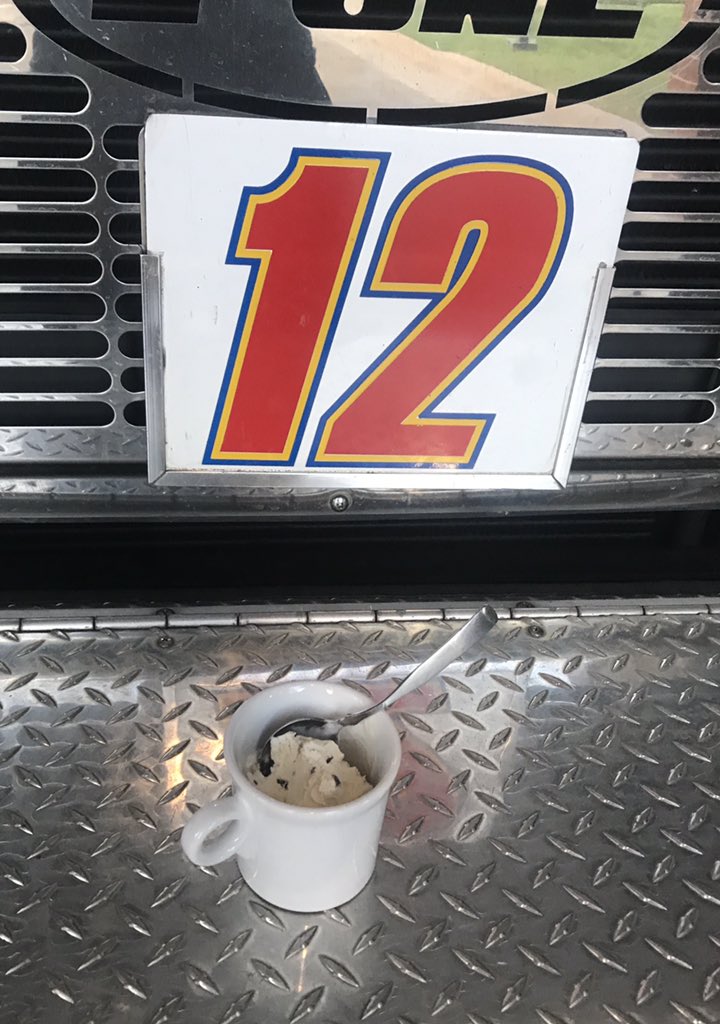 DaKaise's tweet photo. Summer nights are perfect for bumper sitting and enjoying a cup of ice cream with the crew. 🍨 #watchingtheworldgoby #storytime #Squad12 #TheOlOneTwo https://t.co/GFxj4y44rD