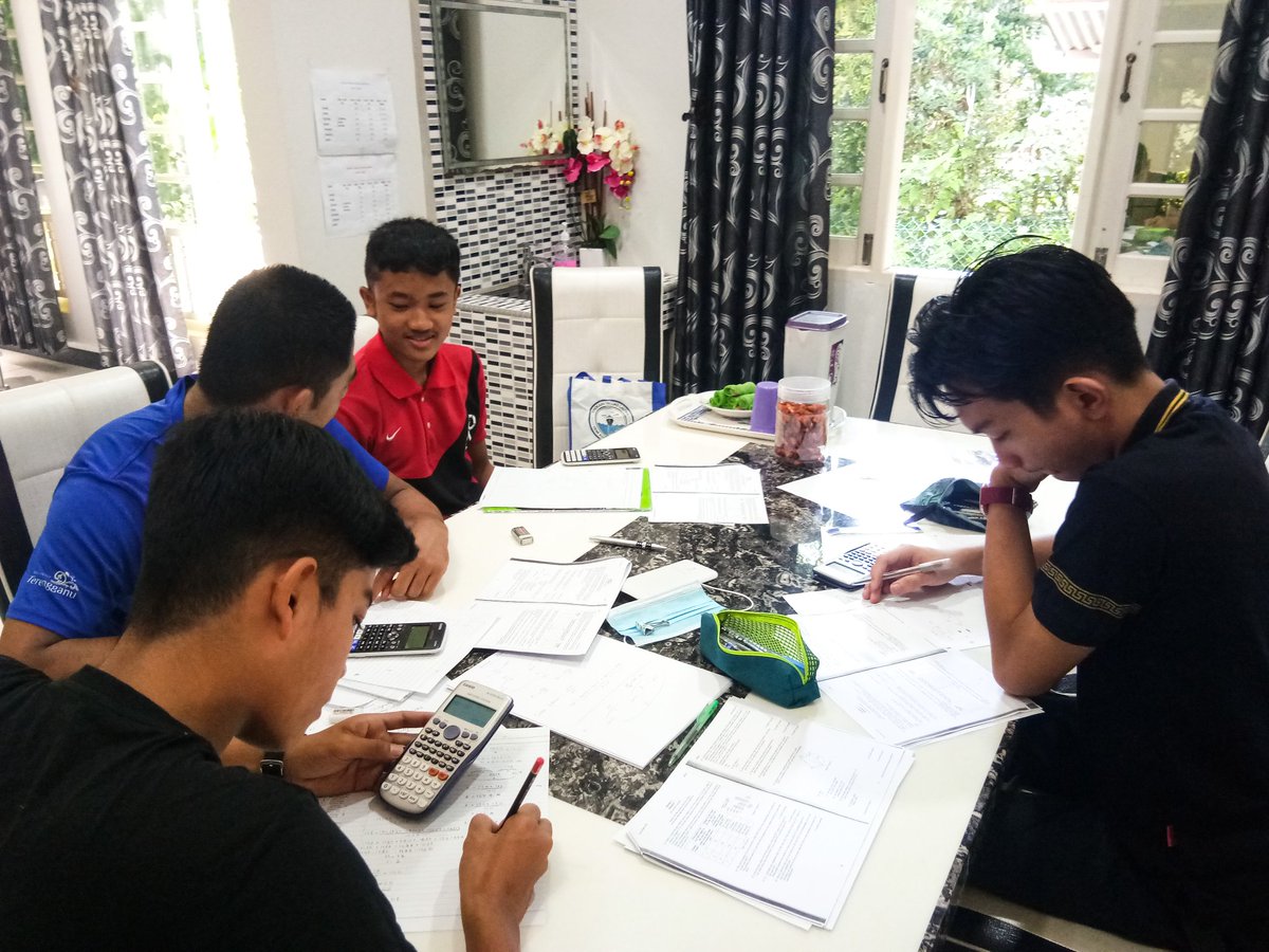 maaaarc___0's tweet photo. Nak berjaya bukan mudah, sbb tu kejayaan itu bukan utk semua, hanya yg t'pilih saja, yg kuat berusaha.
Laku keras ye AddMath ni 😆
Wahai anak-anak muda, anda bila lagi? 😎
#superstudents #supertutor #kualaterengganu https://t.co/hw1Udck4bC