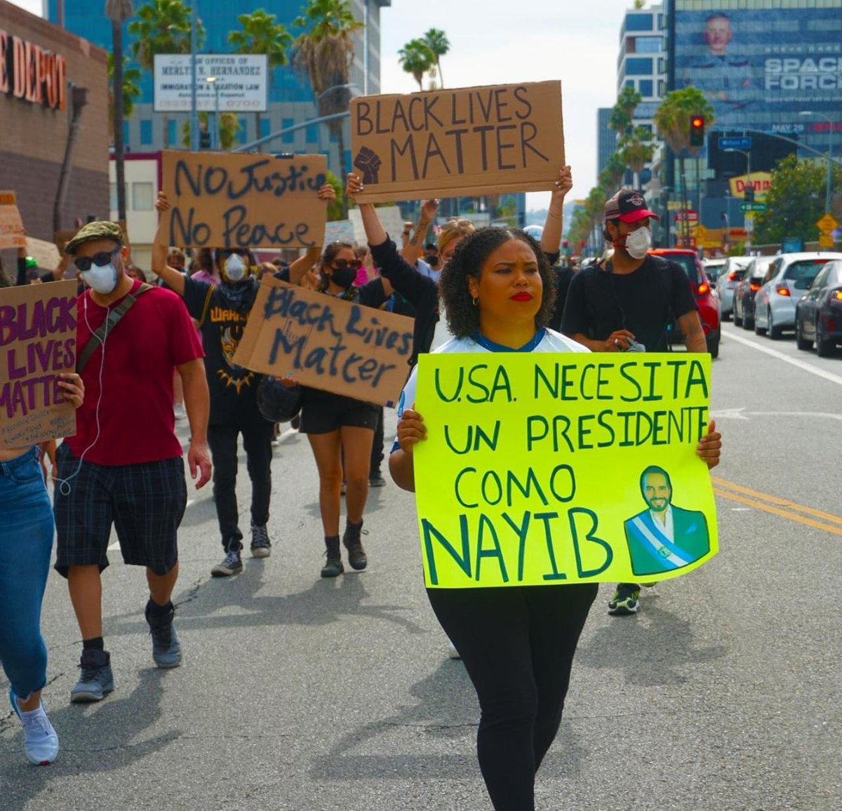 ultimahsv's tweet photo. #Internacionales | Esta imagen fue captada en las intensas protestas que se realizan en Estados Unidos contra el racismo, se aprecia como los ciudadanos piden para su país un presidente como @nayibbukele que se ha caracterizado por la inclusión de los salvadoreños. https://t.co/f1tacUug8M