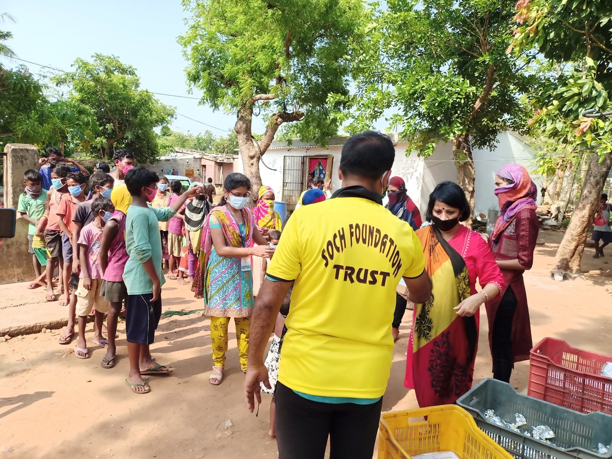 Sochfoundation2's tweet photo. 27 ମେ ରେ ଆମେ ସୋଚ଼୍ ଫାଉଣ୍ଡେସନ ଟ୍ରଷ୍ଟ ତରଫରୁ କରୋନା ମହାମାରୀ ପାଇଁ ଆମେ ପାଠ ପଢାଉ ଥିବା ଭୂବନେଶ୍ବର ସ୍ଥିତ ହାତିଆଶୁଣି ବସ୍ତିରେ ପିଲାଙ୍କୁ ନିଜ ହାତତିଆରି ପୁଷ୍ଟିକର ଖାଦ୍ୟ (ଭାତ, ଅଣ୍ଡା ତରକାରି) ବିତରଣ କରାଇଥିଲୁ।@CMO_Odisha @bmcbbsr @PMOIndia @AprajitaSarangi @sagarika_nath @cpbbsrctc https://t.co/Kg6CTwJ1r1